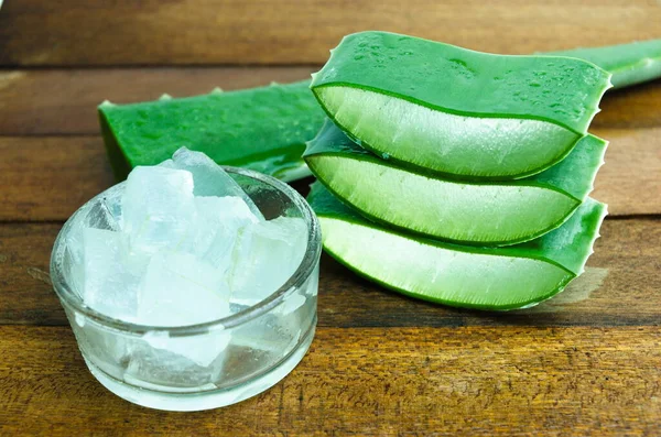 Ahşap arka planda kesilmiş bir yığın Aloe vera.