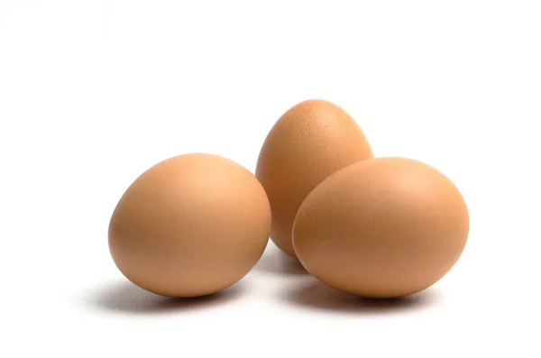 Beyaz arka planda izole edilmiş tavuk yumurtaları