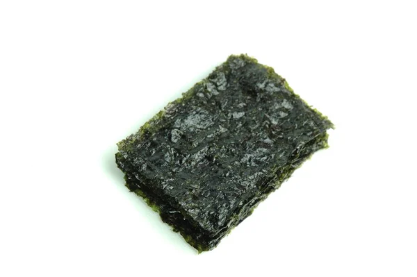 Beyaz arka planda kıtır kıtır kurumuş deniz yosunu.