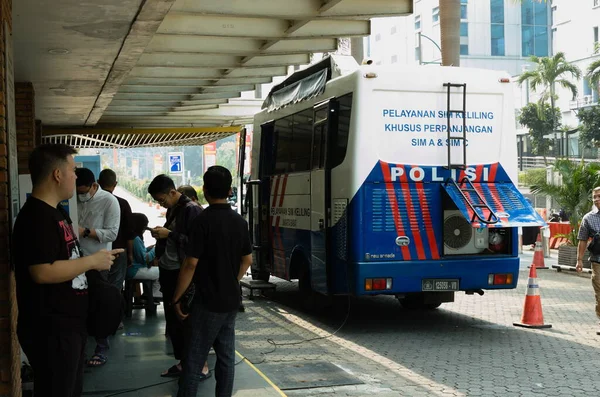 Jakarta, Endonezya, Ekim 07 2023. Mal Ciputra, Jakarta Barat, Endonezya 'da ehliyet yenileme servisi.