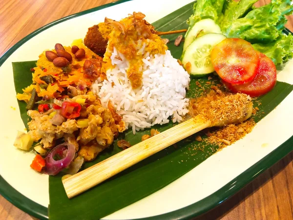 Nasi Kampı Bali Vegan - Vegan Balili Karışık Pirinç. Çeşitli mezeleri olan popüler bir Bali yemeği. Bu versiyon vejetaryen diyeti olanlar için sunuluyor..
