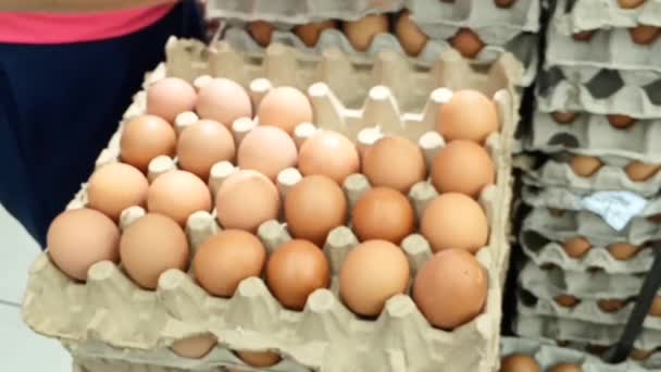 Een Aziatische Vrouw Het Regelen Van Geselecteerde Eieren Een Eierschaal — Stockvideo