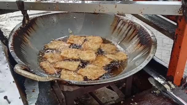 ストリートベンダーのフライカートで揚げたテンペ インドネシアの人気食品 — ストック動画