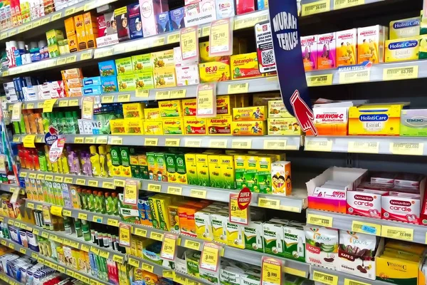 Jakarta, Endonezya - Kasım 09 2023: Doktorun reçetesini gerektirmeyen çeşitli genel ilaçlar bakkallarda sergileniyor.