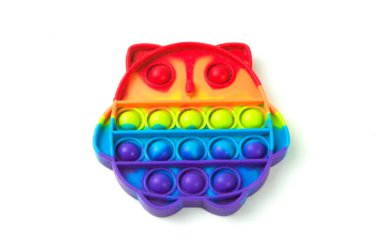 Beyaz arka planda POP IT gökkuşağı renkli baykuş oyuncağı. Ön görünüm.