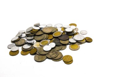 Beyaz arka planda çeşitli mezheplerden Endonezya rupia paraları yığını. Endonezya paraları. Finans, yatırım, ekonomi, iş ve başarı kavramı.