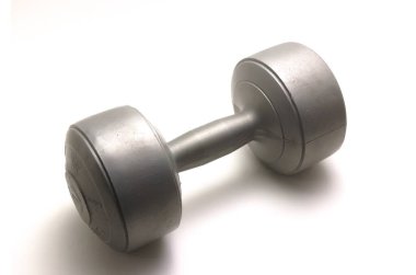 Beyaz arka planda 5 kg ağırlığında gri halterler.