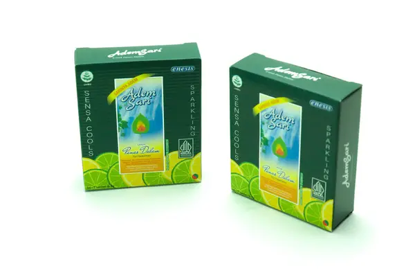 Batı Cakarta, Endonezya - 11 Kasım 2023 - Boğaz ağrısını dindirmek için tipik bir Endonezya tozu, Adem sari saset. Fotoğraf izole edilmiş beyaz bir arkaplanda çekildi.