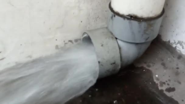 Evin Çatısından Gelen Yağmur Suyu Borudan Akar — Stok video