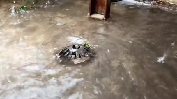 Agua Lluvia Fluye Sobre Techo Casa Cae Escotilla Metal Perforado — Vídeos de Stock
