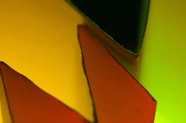 Beyaz kağıt kağıtlar ve renkli ışıkla yapılan soyut renkli makro arkaplan.