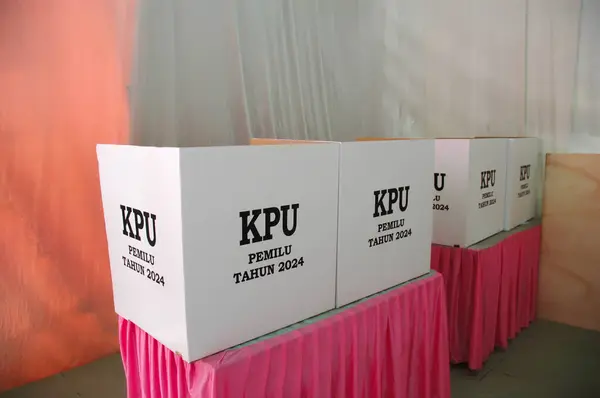 Başkan, başkan yardımcısı ve halkın temsilcileri için yapılan seçimlerde oy kullanma kabini yapılmaktadır. KPU Seçim 2024 KPU Genel Seçim Komisyonu sözleriyle