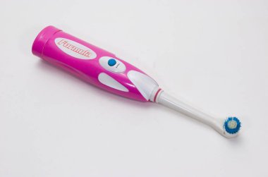 Jakarta, Endonezya - 21 Şubat 2024: Elektrikli diş fırçası beyaz arka planda izole edildi. Elektrikli diş fırçaları, fırçanın otomatik fırçalama hareketleri yapabildiği DC elektrik akımıyla çalışıyor.