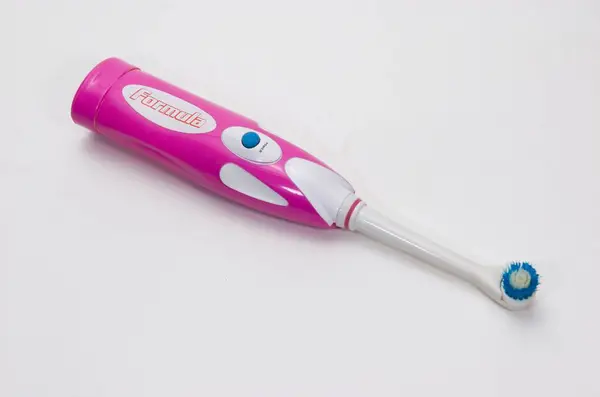 Jakarta, Endonezya - 21 Şubat 2024: Elektrikli diş fırçası beyaz arka planda izole edildi. Elektrikli diş fırçaları, fırçanın otomatik fırçalama hareketleri yapabildiği DC elektrik akımıyla çalışıyor.