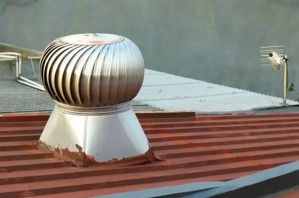 Çatı havalandırması, havalandırma, binanın içindeki havayı serin tutmak için dönüyor ve bu tür havalandırma için elektrik gerekmiyor..