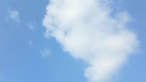 Parlak Beyaz Bulutlar Parlak Mavi Gökyüzünde Uçar Gökyüzü Öğleden Sonra — Stok video