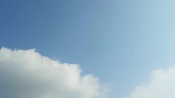Jasně Modré Obloze Létají Jasně Bílé Mraky Odpoledne Obloha Jasná — Stock video
