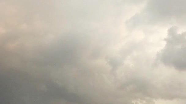 厚い暗い雲が激しい雨の前に急速に動きました コピースペース — ストック動画