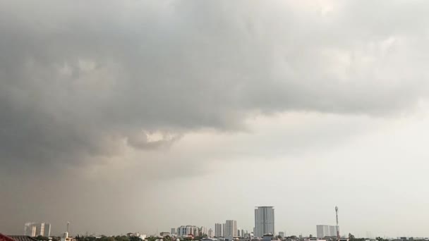 Şiddetli Yağmurdan Önce Kara Bulutlar Şehrin Üzerinde Hızla Ilerledi Boşluğu — Stok video