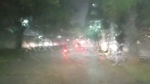 Pemandangan Hujan Lebat Lalu Lintas Dari Dalam Mobil Mobil Itu — Stok Video