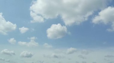 Parlak beyaz bulutlar parlak mavi gökyüzünde uçar. Gökyüzü öğleden sonra açık. Rüzgarda hareket eden bulutların arka plan görüntüsü. Boşluğu kopyala