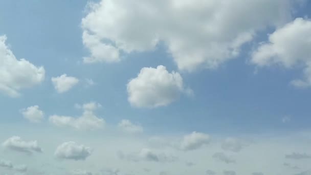 明るい白い雲が明るい青空を横切っています 夕方には空が晴れている 風の中を動いている雲の背景の景色 コピースペース — ストック動画