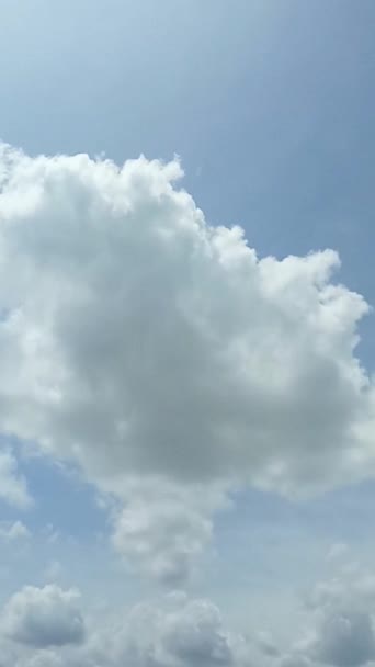 Nuvole Bianche Brillanti Volano Attraverso Cielo Blu Brillante Cielo Limpido — Video Stock