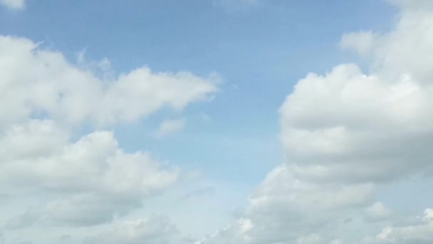 Strahlend Weiße Wolken Ziehen Über Den Strahlend Blauen Himmel Der — Stockvideo