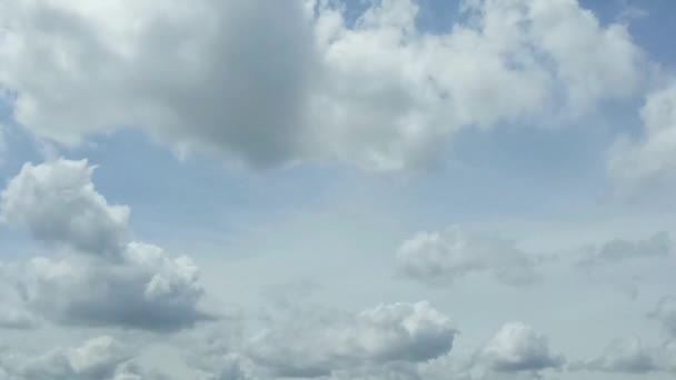 明亮的白云掠过明亮的蓝天 下午天朗气清 云彩在风中飘扬的背景图 复制空间 — 图库视频影像