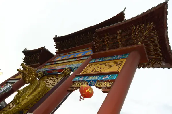 Jakarta, Endonezya - 10 Mart 2024: Pantjoran PIK bölgesine giriş Çin Mahallesi hissi ile.