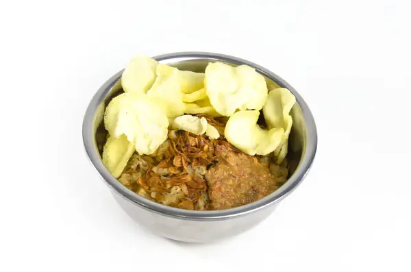 Tavuk lapası, dilimlenmiş tavuk, kek, kereviz yaprağı, kızarmış soğan, fıstık sosu ve kraker gibi çeşitli malzemelerle süslenmiş geleneksel Endonezya yemeğidir..