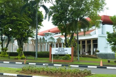 Tangerang, Endonezya - 27 Mart 2024: Soekarno Hatta havaalanı kompleksindeki Nurul Barkah Camii 'nin mimarisi. Açık alan kavramı bu camiyi ferah ve rahat kılıyor..