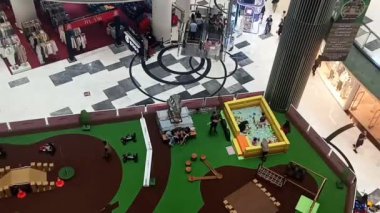 Jakarta, Endonezya - 20 Mart 2024; Lippo Mall Puri alışveriş merkezinde yürüyen merdiven ve oyun parkı kullanan insanlar, zaman aşımı.