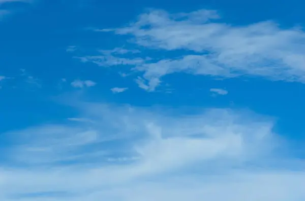 Yazın mavi gökyüzünde kalın bulutlar. Güneşin altındaki bulutlu, parlak ve sakin yaz havası..