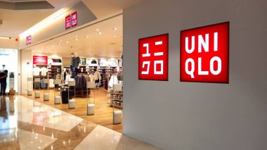 Jakarta Endonezya - 01 Haziran 2024: Cakarta 'daki PIK Avenue alışveriş merkezinde görülen Uniqlo tabelasının resmi.