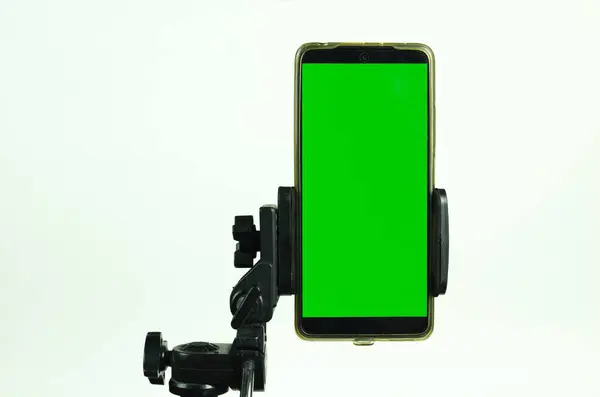 Beyaz arkaplanda krom anahtarı olan akıllı telefon