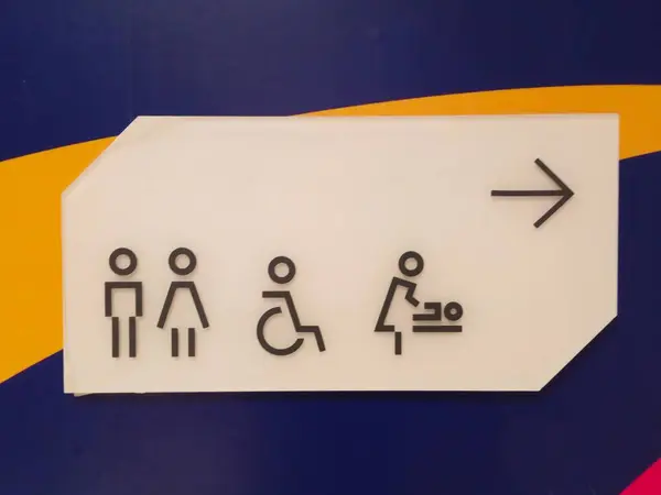 Kamuya açık alanda erkekler, kadınlar, engelliler, çocuk odası, aile, bebek bezi değiştirme istasyonları için umumi tuvalet tabelaları mevcut.