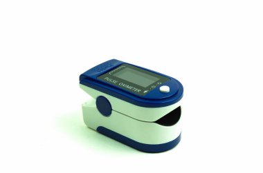 Oksijen doygunluğunu kan ve nabız hızıyla ölçmek için sinyal oksimetresi dijital aygıtı.