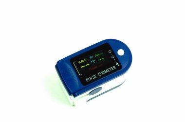 Oksijen doygunluğunu kan ve nabız hızıyla ölçmek için sinyal oksimetresi dijital aygıtı.