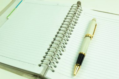 Hatırlatma konsepti olarak spiral defter ve kalemi kapat