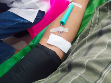 Bağış sırasında kan donörü. Ayrıca Dünya Kan Bağışı Günü için konsept resim.