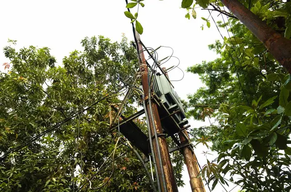 Yüksek voltajlı AC güç dönüştürücüsü. Yüksek voltajı düşük voltaja çeviren beton kutuplarda dağıtım transformatörleri aracılığıyla kullanıcıları sonlandırmak için elektrik enerjisi aktarır.