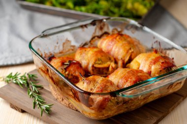 Domuz pastırmasına sarılı kızarmış tavuk ve cam güveç.