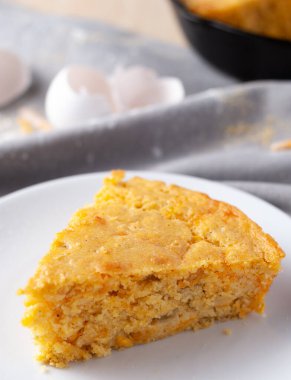 Güneybatı peynirli tereyağlı, yeşil biberli mısır ekmeği..