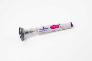 Mounjaro (Tirzepatide) şeker hastaları tarafından glikoz yönetimi için kullanılan enjeksiyon kalemi.