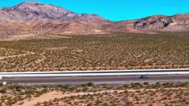 Las Vegas, NV / USA - 11 Mayıs 2024: Las Vegas ile Los Angeles arasındaki 15 numaralı otoyolda trafik kameraları