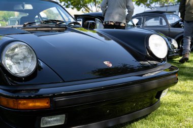 Boulder City, NV / USA - 5 Nisan 2025: Boulder City, Nevada 'daki Wilbur Square Park' ta su ve hava soğutmalı Volkswagen ve diğer vintage otomobillerin yer aldığı yıllık VW İstilası