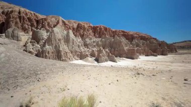 Nevada, Las Vegas 'ın 3 saat kuzeyinde erozyon oymalı kil kayalık oluşumları ziyaretçilere keşif için çarpıcı manzaralar ve manzaralı yollar sunuyor.