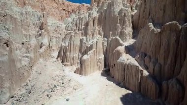 Nevada, Las Vegas 'ın 3 saat kuzeyinde erozyon oymalı kil kayalık oluşumları ziyaretçilere keşif için çarpıcı manzaralar ve manzaralı yollar sunuyor.