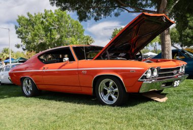 Boulder City, NV / USA - 24 Mayıs 2025: Boulder City, Nevada 'daki Wilbur Square Park' ta klasik Amerikan ve ithal araçların yer aldığı En İyi Baraj Araba Fuarı